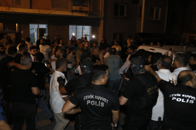 Adana'da öfkeli kalabalık, HÜDA Par binasını kana bulayan şüphelinin evine saldırdı