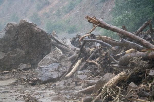 Zonguldak'ta heyelan ve sel felaketi! Yollar kaya parçalarıyla kapandı, sadece acil geçişlere izin veriliyor