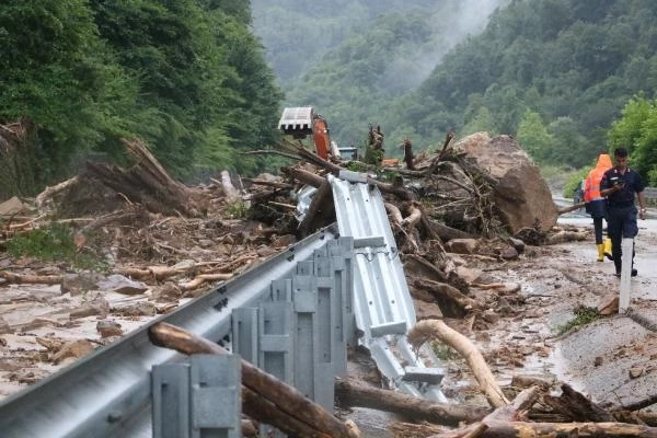Zonguldak'ta heyelan ve sel felaketi! Yollar kaya parçalarıyla kapandı, sadece acil geçişlere izin veriliyor