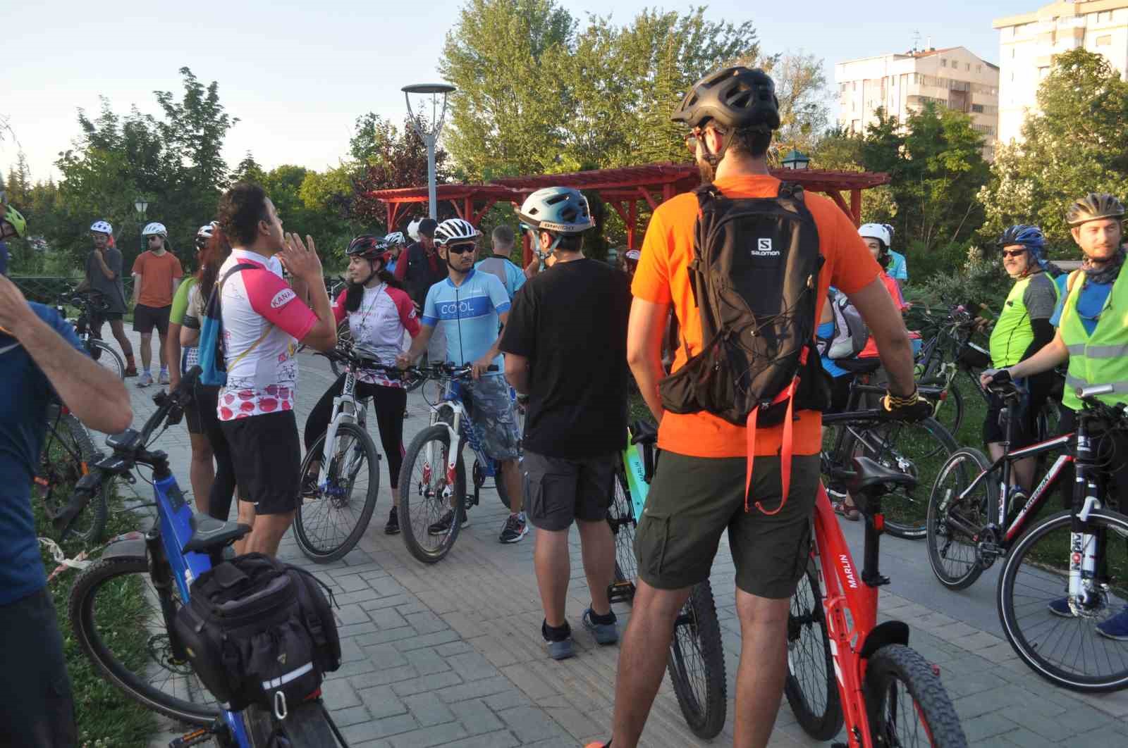 Otomobilin çarpması sonucu hayatını kaybeden bisikletli için Eskişehir’de eylem yapıldı