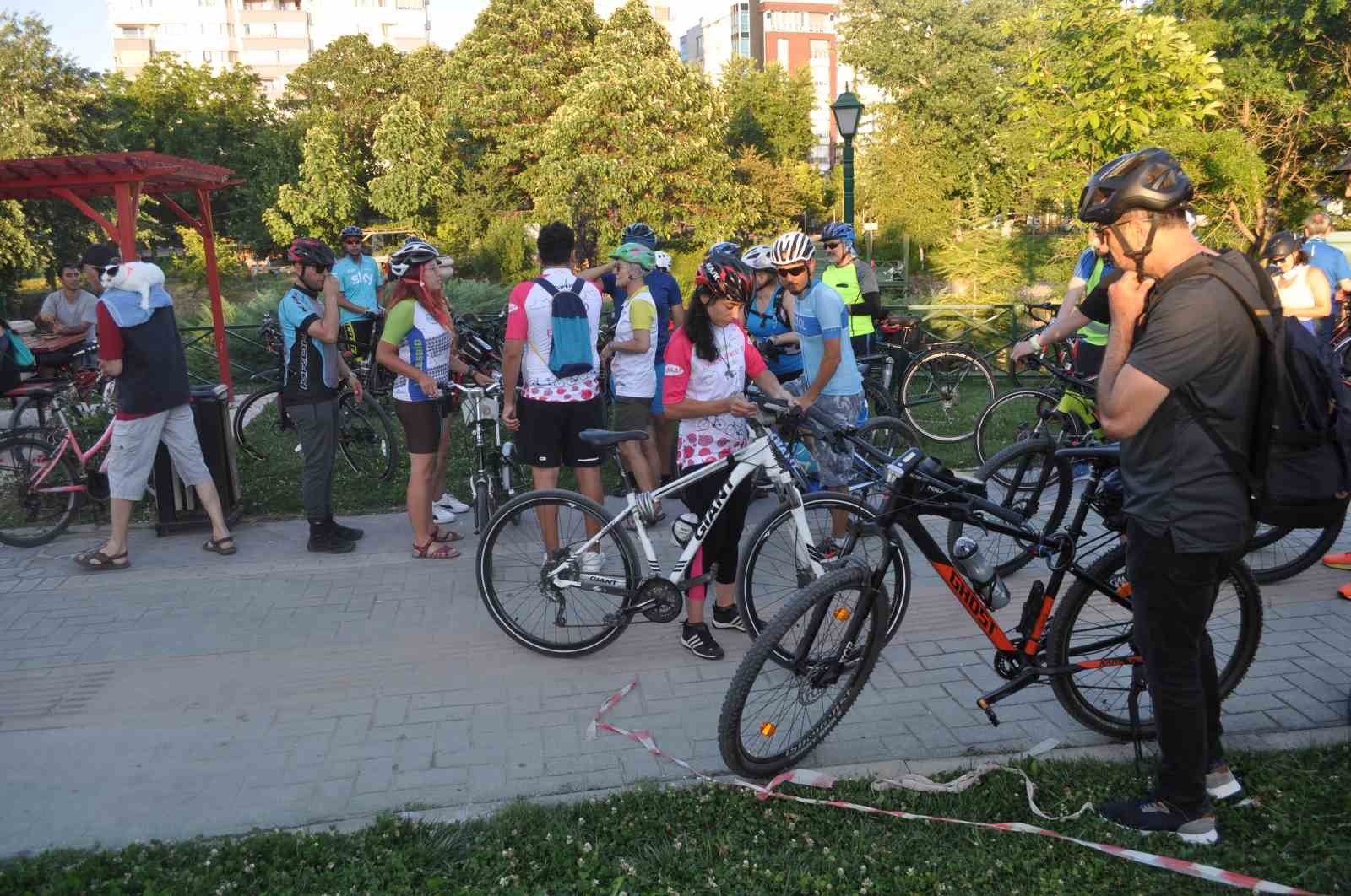 Otomobilin çarpması sonucu hayatını kaybeden bisikletli için Eskişehir’de eylem yapıldı