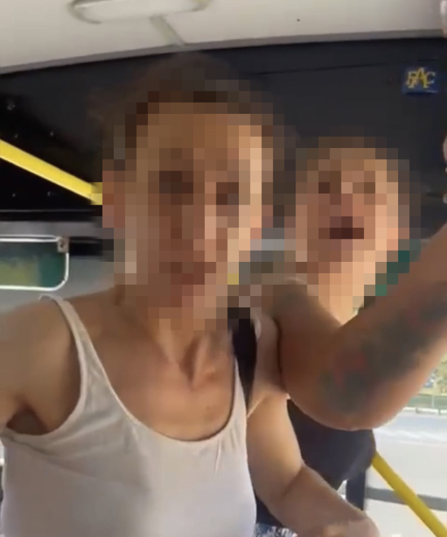 Pitbull ile belediye otobüsüne binmeye çalışan kadın olay çıkardı, şoförü tartakladı