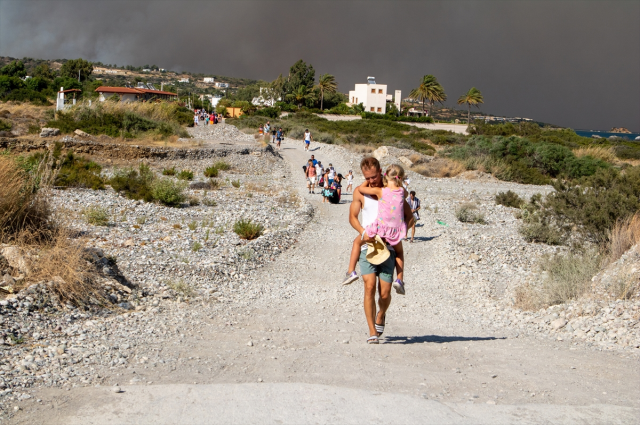 Rodos alev alev yanıyor! Binlerce kişi tahliye edilmeyi bekliyor, görüntüler endişe verici