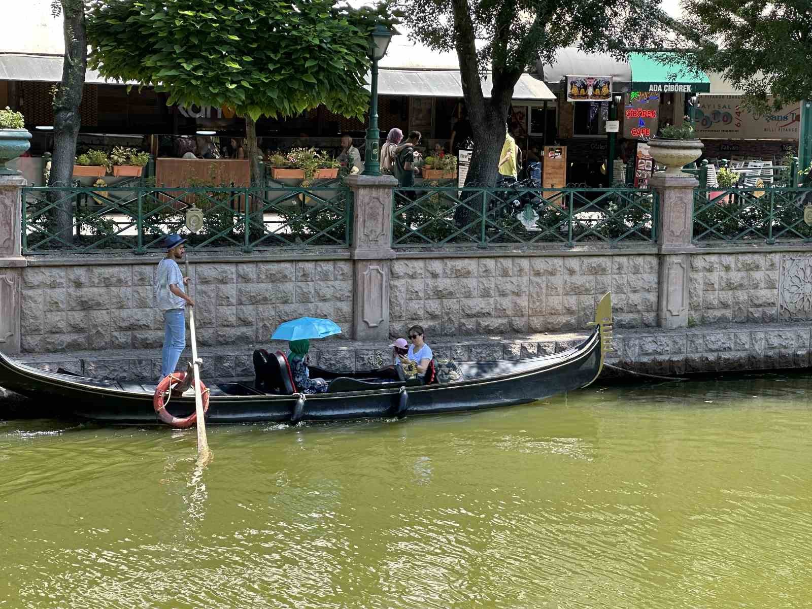 Gondol turu yaparken şemsiye açtı