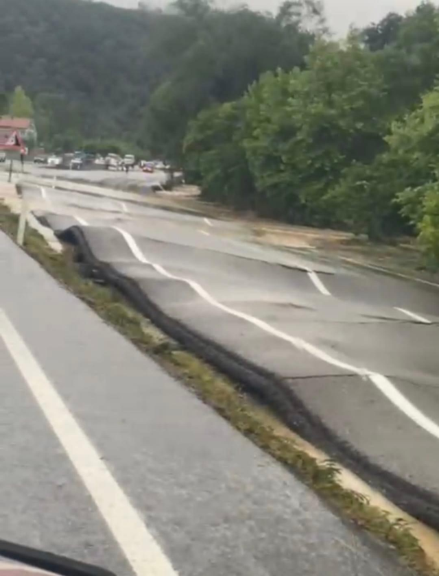 Zonguldak'daki sel yolda deprem etkisi yarattı! Asfalt kıvrım kıvrım oldu