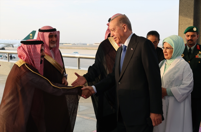 Cumhurbaşkanı Erdoğan, Körfez turunun ilk durağı Suudi Arabistan'da! Gündemde ortak yatırım ve ticari faaliyetler var