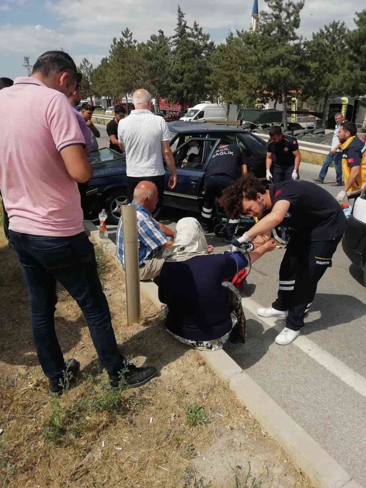 Gediz’deki trafik kazasında 3 kişi yaralandı