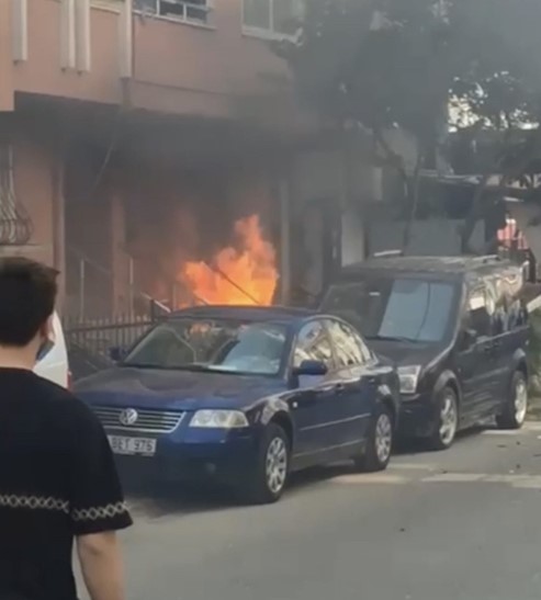 Çekmeköy'de doğal gaz patlaması güvenlik kamerasına yansıdı! Panikle kaçıştılar