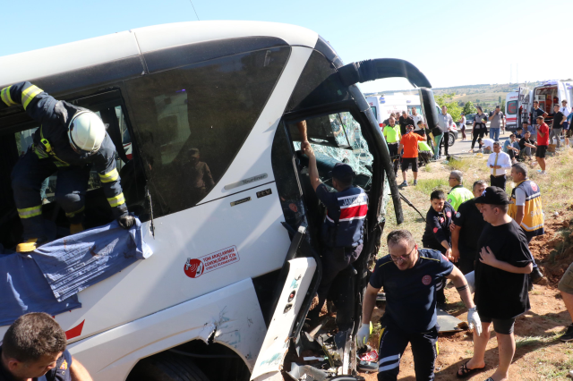 Eskişehir'de yolcu otobüsü boş araziye uçtu! 35 kişi yaralandı