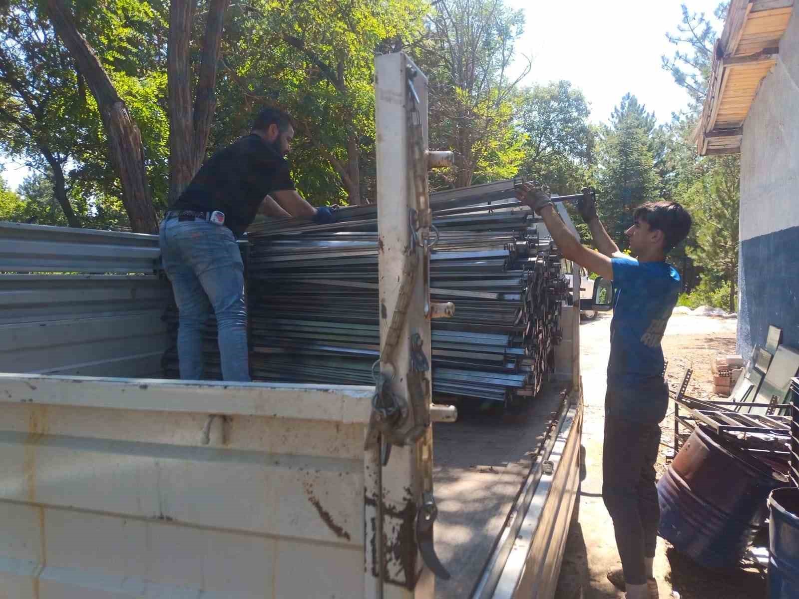 Gediz Yunus Emre Proje Mesleki ve Teknik Anadolu Lisesi metal bölümü öğrencileri yaz tatilini çalışarak geçiriyor