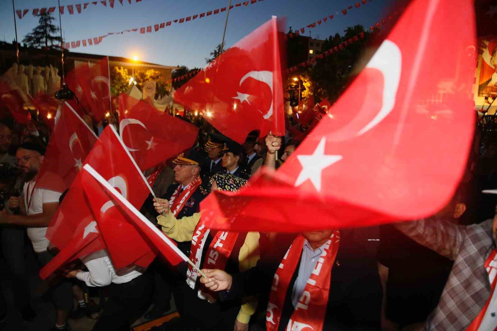 Eskişehir’de 15 Temmuz anma programı yüzlerce vatandaşın katılımıyla gerçekleştirildi