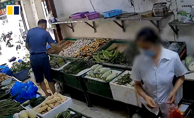 Çin'de alışveriş yapan bir kadın, mantarı iç çamaşırına koyarak çalmaya çalıştı