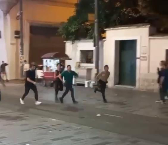 Gençlerin şaka amacıyla patlattığı torpil İstiklal Caddesi'ni karıştırdı