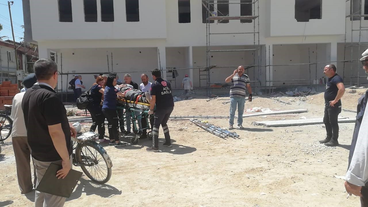 Belediye inşaatında çalışan işçi 3 metreden aşağı düşerek ağır yaralandı