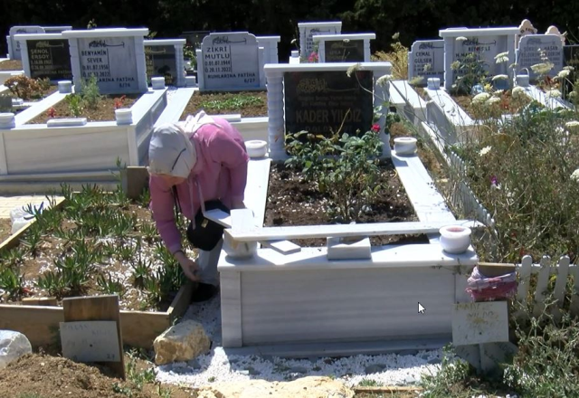 İntihar eden genç kızın mezarının tahrip edilmesi acılı anneyi isyan ettirdi