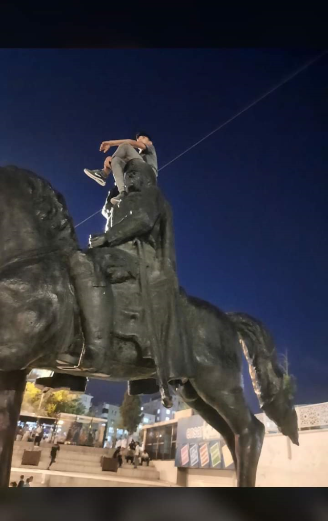 Atatürk heykelinin üzerine çıkan şahıs gözaltına alındı