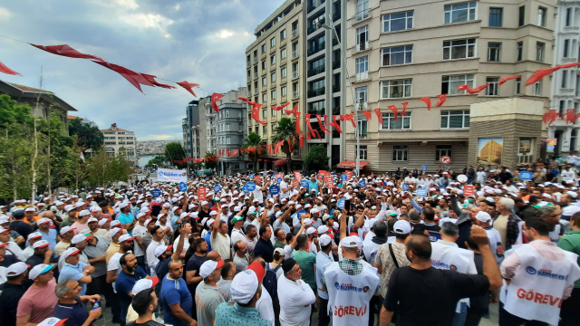 Yüzlerce kişi, maaşların artırılmasına karşı çıkan sendikanın önünde eylem yaptı
