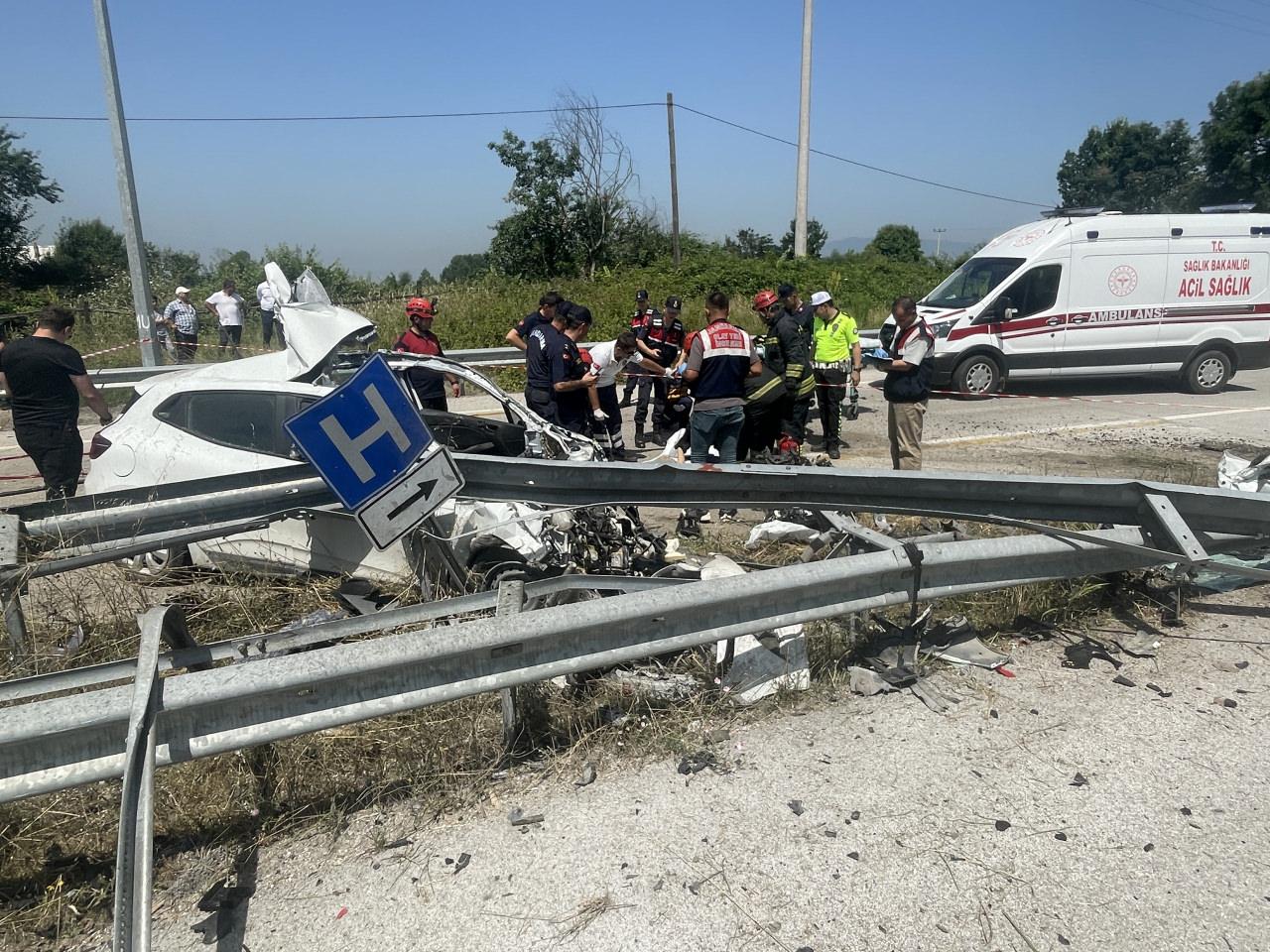 Düzce'de feci kaza: Bariyere saplanan otomobilin sürücüsü öldü!