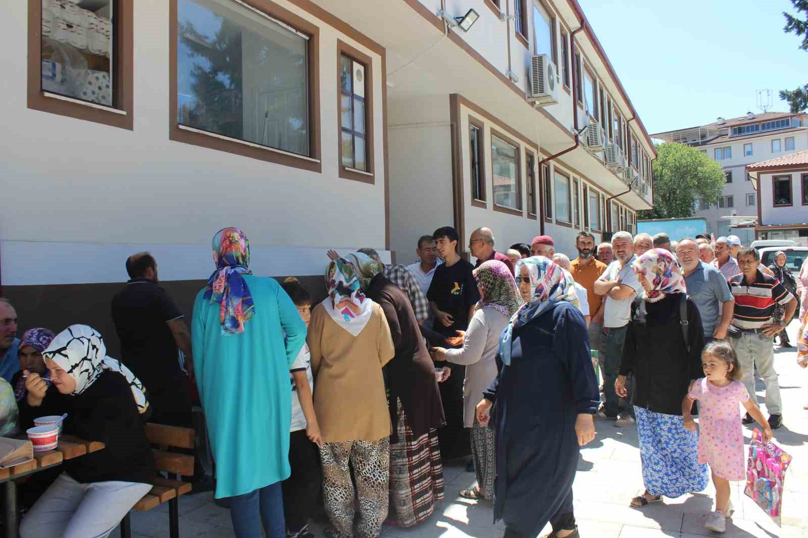 Osmaneli Belediyesi 5 bin kişiye aşure dağıttı