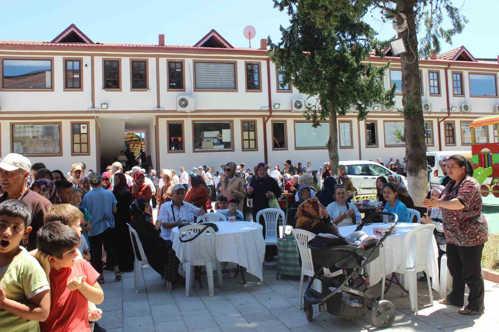 Osmaneli Belediyesi 5 bin kişiye aşure dağıttı