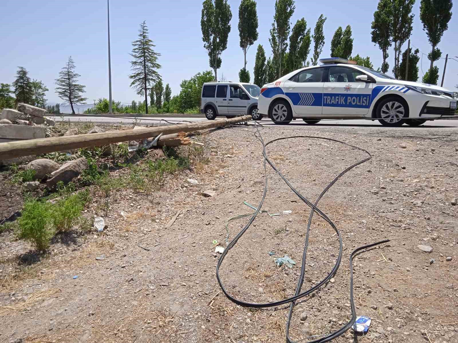 Telefon direğini yıkıp şarampolden aşağı düşen otomobilde 4 kişi yaralandı