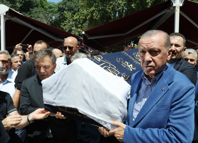 Cumhurbaşkanı Erdoğan ve Abdullah Gül cenazede bir araya geldi