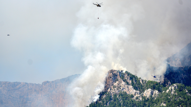 Yangın bir türlü söndürülemiyor! Kemer'deki dumanlar 40 kilometre uzaklıktan görülüyor