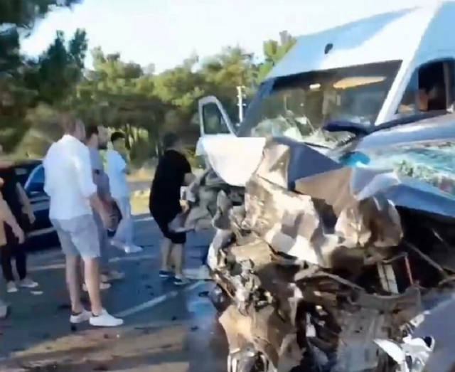 İzmir'de otomobille minibüsün kafa kafaya çarpıştığı kazada can kaybı 5'e yükseldi
