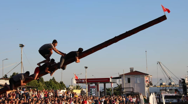 Ereğli'de geleneksel yağlı direk yarışları yasaklandı! Kararın gerekçesi belediye başkanını küplere bindirdi