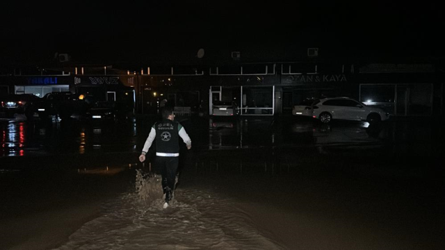 Melen Çayı sağanak yağışın etkisiyle taştı! Galericiler Sitesi'ndeki 1000 araç bölgeden tahliye edildi