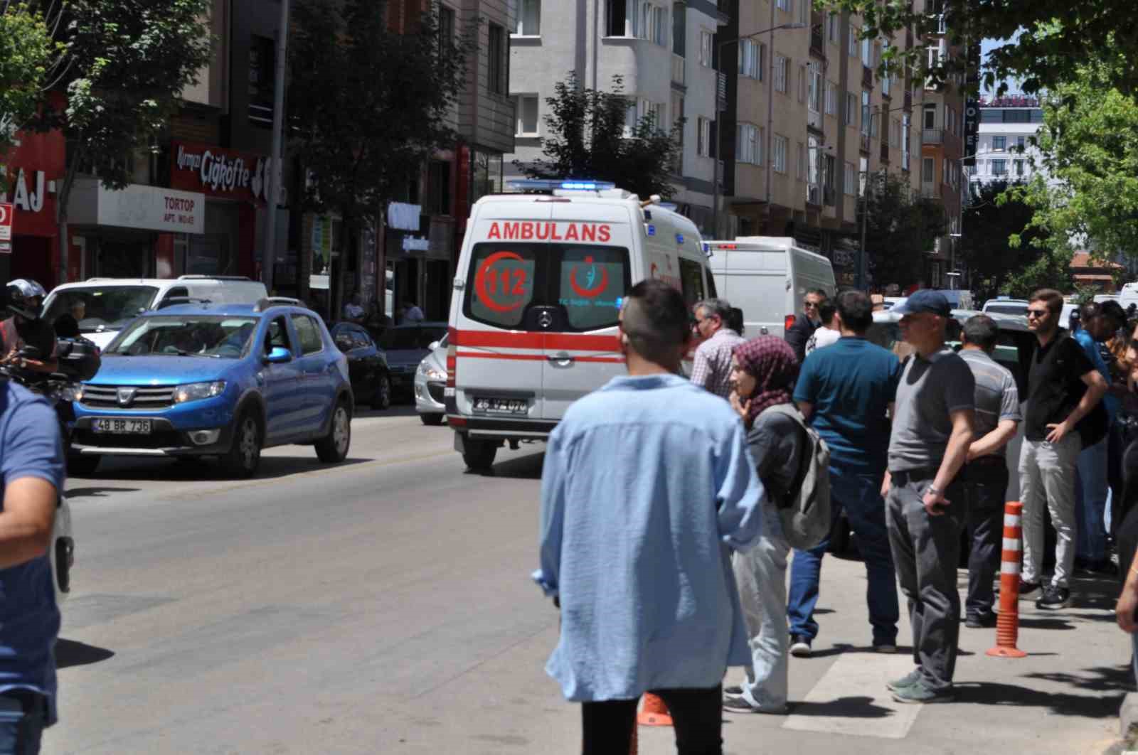 Trafikte sıkışan ambulans güçlükle ana caddeye çıkabildi