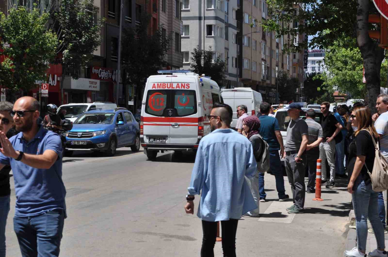 Trafikte sıkışan ambulans güçlükle ana caddeye çıkabildi