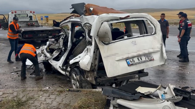 Sivas'ta vinç ile hafif ticari araç çarpıştı: Baba ile oğlu öldü, 3 kişi yaralandı