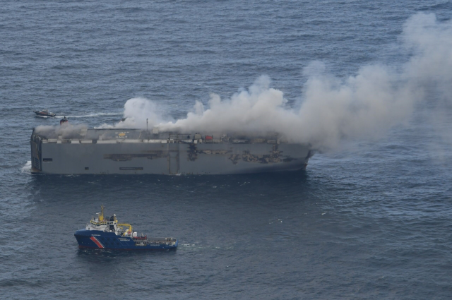 Yaklaşık 3 bin aracın aracın bulunduğu kargo gemisinden kötü haber: Yangının söndürülmesi haftalarca sürebilir