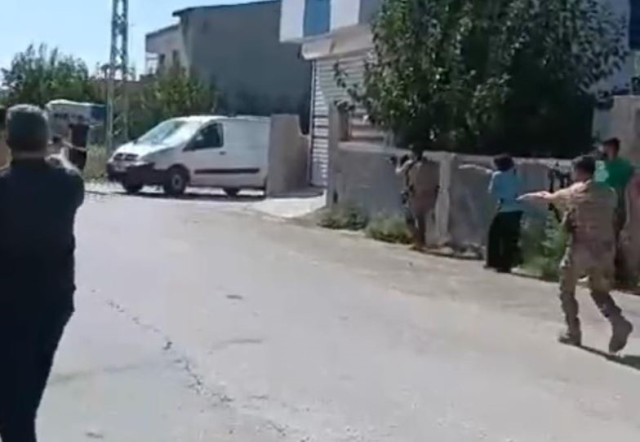 Adana'da taşlı ve sopalı kavga! Özel harekat polisleri müdahale etti