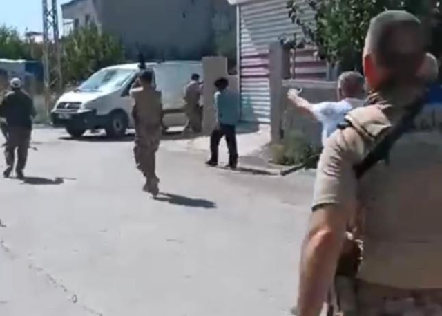 Adana'da taşlı ve sopalı kavga! Özel harekat polisleri müdahale etti