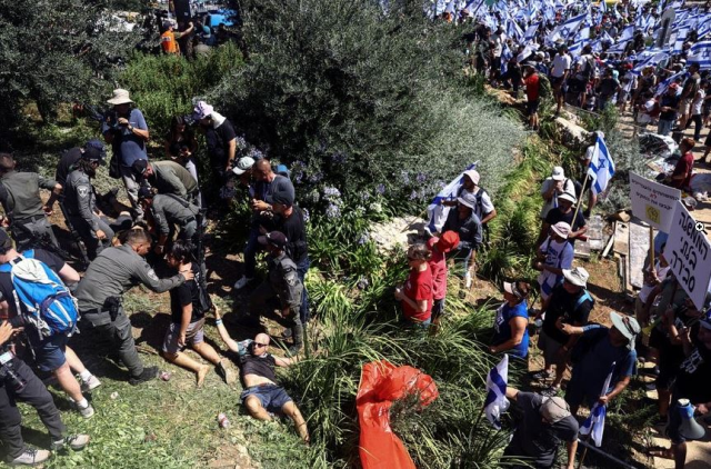 Tartışmalı yasanın onaylanması sonrası İsrail'de işler çığırından çıkıyor! Protestocuları böyle ezip geçti