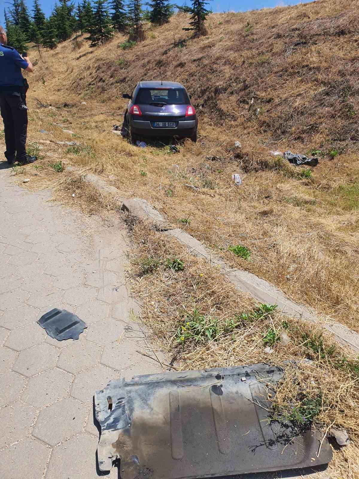 Virajı alamayan sürücü kaldırımda yürüyen kadına çarptı