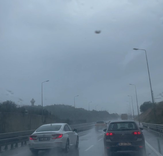 Rekor kıran sıcaklıkların ardından İstanbul'da sağanak yağış aniden bastırdı