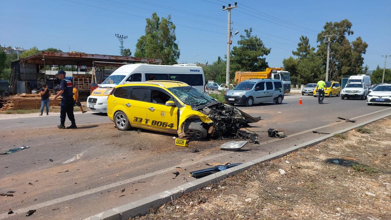 Mersin'de iki aracın kafa kafaya çarpıştığı kazada 5 kişi yaralandı