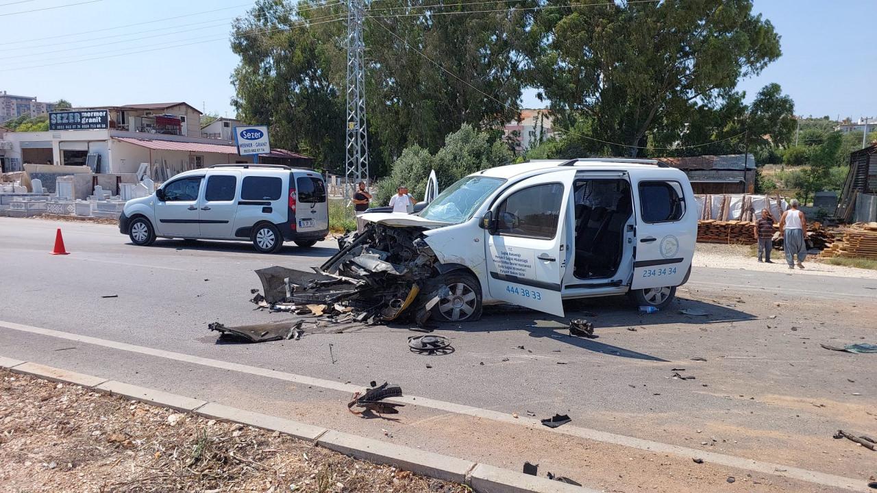 Mersin'de iki aracın kafa kafaya çarpıştığı kazada 5 kişi yaralandı