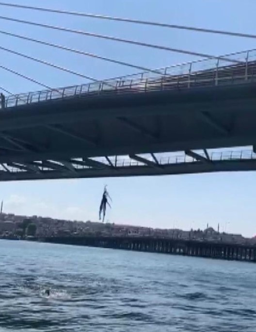 Beyoğlu'nda metro köprüsüne tırmanan gençler, metrelerce yükseklikten denize atladı! O anlar kamerada