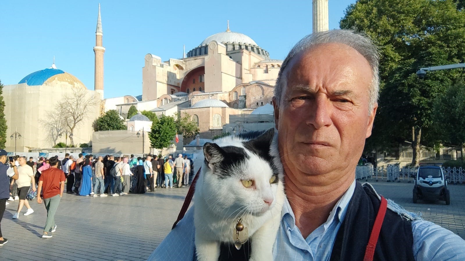 Omzundaki kedisi ile İstanbul’u karış karış gezdi