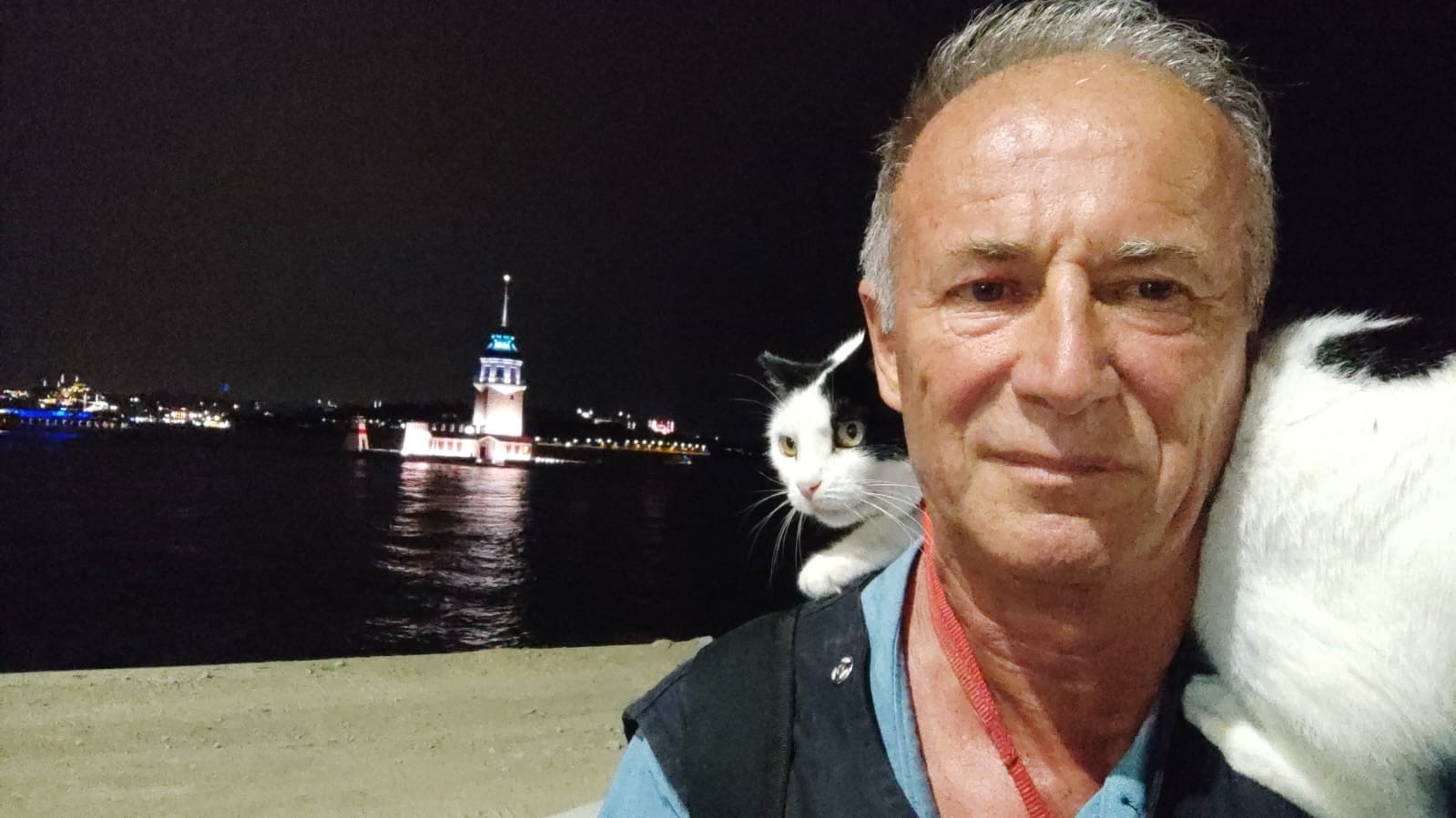 Omzundaki kedisi ile İstanbul’u karış karış gezdi