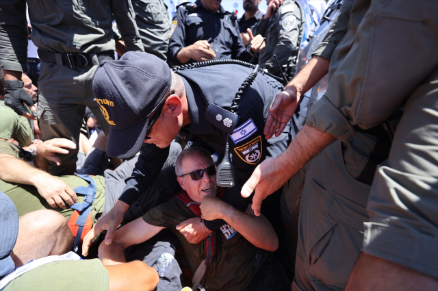 İsrail'de eylemler hız kazandı! Bu kez Meclis çevresi karıştı, polis kalabalığı zaptedemiyor