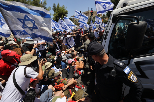 İsrail'de eylemler hız kazandı! Bu kez Meclis çevresi karıştı, polis kalabalığı zaptedemiyor