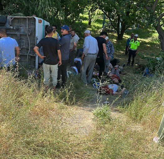 Afyonkarahisar'da mevsimlik işçileri taşıyan minibüs devrildi: 4 ölü, çok sayıda yaralı var