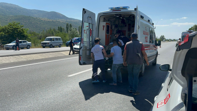 Afyonkarahisar'da mevsimlik işçileri taşıyan minibüs devrildi: 4 ölü, çok sayıda yaralı var
