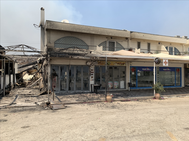 Rodos Adası'nda 6 gündür devam eden yangında 19 bin kişi tahliye edildi