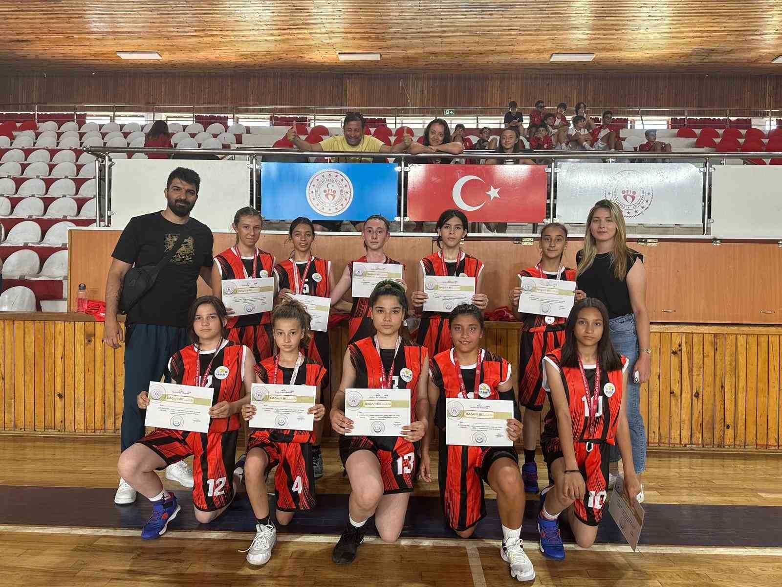 Eskişehirli genç basketbolcular Muğla’da bölge birincisi oldu